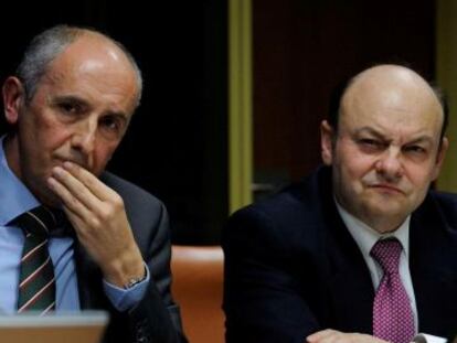 Josu Erkoreka, en el centro, durante su comparecencia de ayer en el Parlamento.