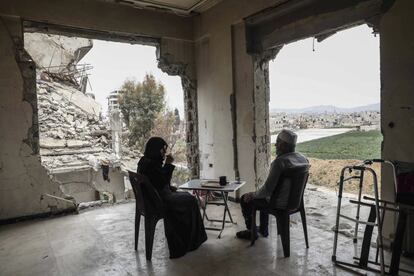 Umm Mohammed y su esposo beben café en su casa destruida en la ciudad de Douma, controlada por los rebeldes, en las afueras de Damasco, el 23 de marzo de 2017. <br><br> <i> “Umm Mohammed ha sido una de las personas más especiales que he conocido. Ella se lesionó gravemente y justo cuando se recuperaba, su esposo fue alcanzado por un ataque aéreo y perdió la capacidad de caminar. El asedio le impidió ver a sus hijos, que viven fuera de la zona oriental de Ghouta. Tenía que cuidar de su marido herido, de su casa, y no se rindió. Su amor por su esposo era evidente y más grande que cualquier otra cosa. Creo que su resistencia, su sinceridad, su determinación y su deseo de vivir a pesar de las difíciles y las duras condiciones representa el verdadero rostro de los sirios. Encarna su amor por la vida y su sólida voluntad de superar las dificultades a pesar de toda la muerte y destrucción que les rodea”. </i> <br>
