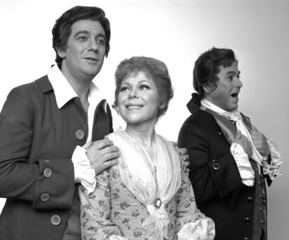 Plácido Domingo, Renata Scotto y Pablo Elvira en marzo de 1980 en el Metropolitan Opera de Nueva York.