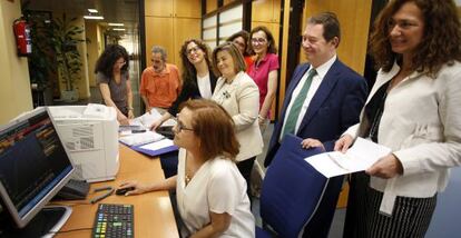 Carmela Armesto, en el centro, rodeada del grupo que gestiona el fondo. A su izquierda, Francisco Gómez, el director general de la Seguridad Social.