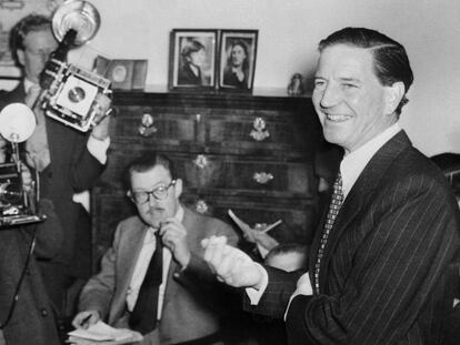 Kim Philby en una rueda de prensa en Londres en 1955 en la que, con gran sangre fría, negó estar al servicio del KGB.