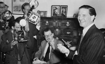 Kim Philby em entrevista coletiva em Londres em 1955 na qual negou estar a serviço da KGB.