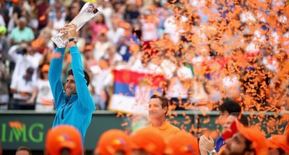 Djokovic eleva el trofeo de campe&oacute;n en Miami.