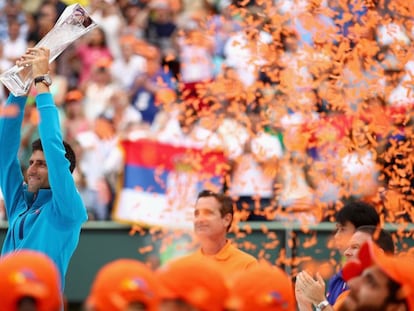 Djokovic eleva el trofeo de campe&oacute;n en Miami.
