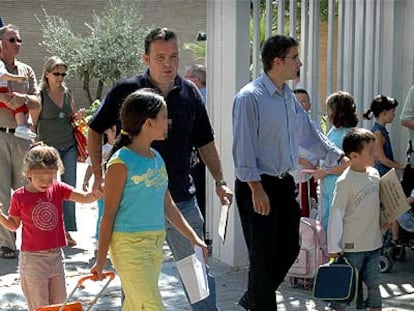 Niños a la salida del colegio Baladre de Picanya, en Valencia.