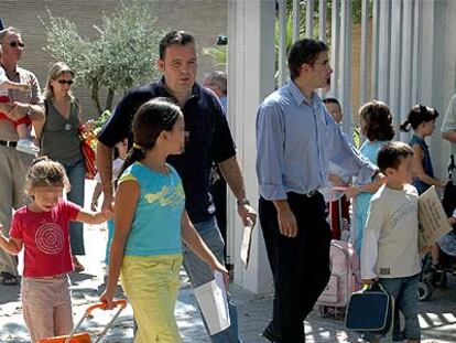 Niños a la salida del colegio Baladre de Picanya, en Valencia.