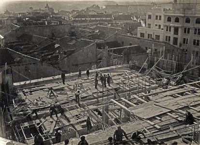 Las obras del Edificio Carrión se llevaron a cabo entre 1931 y 1933, en solo 30 meses. Poco antes, en 1930, Enrique Carrión y Vacín, Marqués de Melín, había convocado un concurso privado entre arquitectos para determinar qué haría con el solar de su propiedad en la plaza de Callao. Tras presentarse seis proyectos, Luis Martínez-Feduchi y Vicente Eced Eced fueron los arquitectos elegidos a pesar de su inexperiencia, ya que solo llevaban cuatro años trabajando.