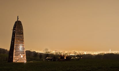 La torre de madera para la hoguera y de fondo la ciudad de Viena.