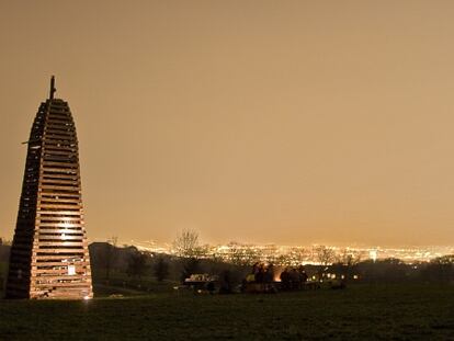 La torre de madera para la hoguera y de fondo la ciudad de Viena.