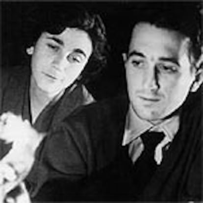 Rafael Sánchez Ferlosio y Carmen Martín Gaite, fotografiados en enero de 1955, tras obtener el escritor el Premio Nadal.