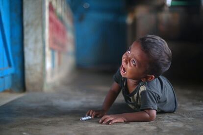 Mohsin, un niño refugiado rohingya de un año que cruzó la frontera de Myanmar la semana pasada, llora en el piso de la Escuela Primaria Seagull, en el campamento de refugiados de Kutupalong en Cox's Bazar, Bangladés.