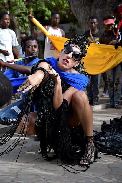 La 'performance' de la diseñadora Cécile N’Diaye, 'Dragon Modou Modou 2022', con la actriz española Rossy de Palma como protagonista.