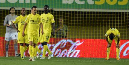 Los jugadores del Villarreal, tras encajar el gol definitivo.