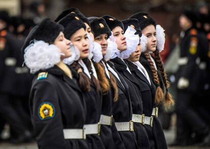 El movimiento de izquierda nacionalista Otra Rusia, liderado por el escritor Eduard Limonov, también tiene prevista una manifestación autorizada por las autoridades. En la imagen, cadetes femeninas durante le desfile militar en la plaza Roja de Moscú (Rusia), el 7 de noviembre de 2017.