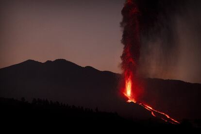 El volcán, visto desde la localidad de Tajuya, durante el amanecer del 6 de octubre.