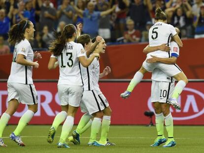 Kelley O&#039;Hara y Carli Lloyd celebran un gol.