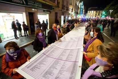 Bajo consignas como “nos queremos vivas”, “no están muertas, son asesinadas” y “ni una menos”, las manifestantes han marchado en distintas ciudades de España. En la imagen, asistentes a la protesta en Málaga.