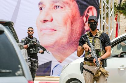 Dos militares egipcios junto a un cartel de Abdelfatá al Sisi, el mes pasado.