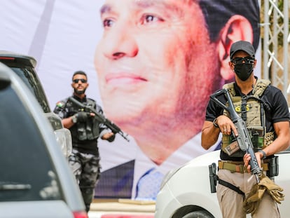 Dos militares egipcios junto a un cartel de Abdelfatá al Sisi, el mes pasado.