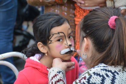 Talleres de deporte y música buscan dar alternativas a los jóvenes del conflictivo barrio de La Legua (Santiago de Chile). Una niña participa en el taller de pintacaras organizado por Sembrando Comunidad. En La Legua Emergencia uno de cada tres habitantes es menor de 18 años. Una de las demandas vecinales es la creación de espacios seguros para que los niños y niñas del barrio puedan jugar después del colegio y realizar actividades al aire libre.