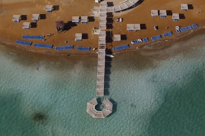 Vista aérea de un balneario en el Mar Muerto.