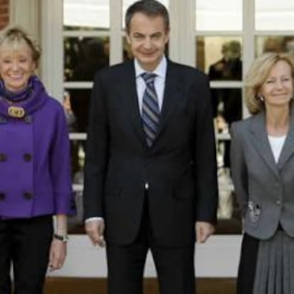 El presidente del Gobierno, José Luis Rodríguez Zapatero, posa junto al vicepresidente tercero y ministro de Política Territorial, Manuel Chaves; la vicepresidenta primera, María Teresa Fernández de la Vega, y la vicepresidenta segunda y ministra de Economía y Hacienda, Elena Salgado, en el Palacio de la Moncloa.