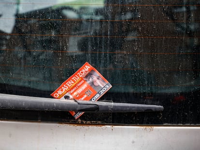 Publicidad de prostitución en coches en Madrid.