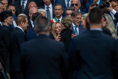 Giorgia Meloni, primera ministra de Italia, da el pésame a Marina Berlusconi, una de las hijas, este miércoles durante el funeral de Silvio Berlusconi, en Milán.

