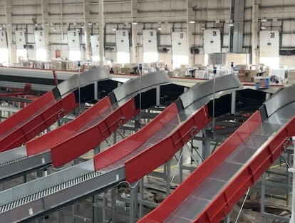 Kovix integra múltiples sistemas de automatización, gestión de almacenes y transporte con una capa de IA que los armoniza.