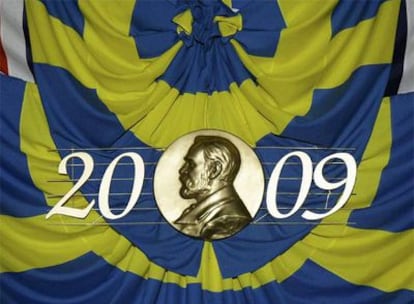 Cada año desde 1901, la Fundación Nobel otorga estos galardones por los logros en Física, Química, Fisiología o Medicina, Literatura y Paz. En 1968, el Banco de Suecia instituyó el Premio de Ciencias Económicas en honor de Alfred Nobel, fundador del Premio que lleva su nombre.