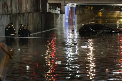 Bomberos rescatan a los automovilistas varados en Viaducto el 2 de junio de 2025.