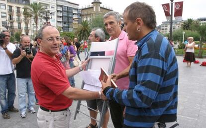 El alcalde de San Sebastián, Juan Karlos Izagirre, recibe a varios representantes de Herrira a los pies del Ayuntamiento.