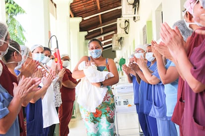 Maryane da Rocha Santos deixa o hospital com o filho, José Bernardo.