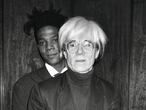 Jean-Michel Basquiat abraza a Andy Warhol en el Rockefeller Center de Nueva York, donde habían acudido a una fiesta, la noche del 19 de septiembre de 1985.