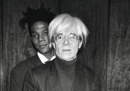 Jean-Michel Basquiat abraza a Andy Warhol en el Rockefeller Center de Nueva York, donde habían acudido a una fiesta, la noche del 19 de septiembre de 1985.