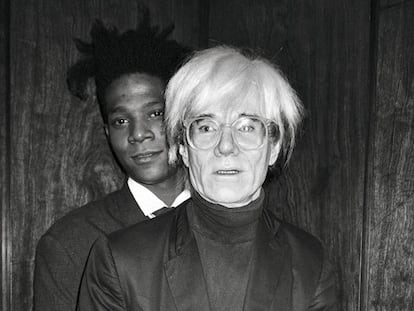 Jean-Michel Basquiat abraza a Andy Warhol en el Rockefeller Center de Nueva York, donde habían acudido a una fiesta, la noche del 19 de septiembre de 1985.