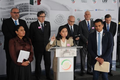 La astronauta mexicana, Katya Echazarreta, acompañada por integrantes de la Agencia Espacial Mexicana, en el Senado de la República, en 2023.