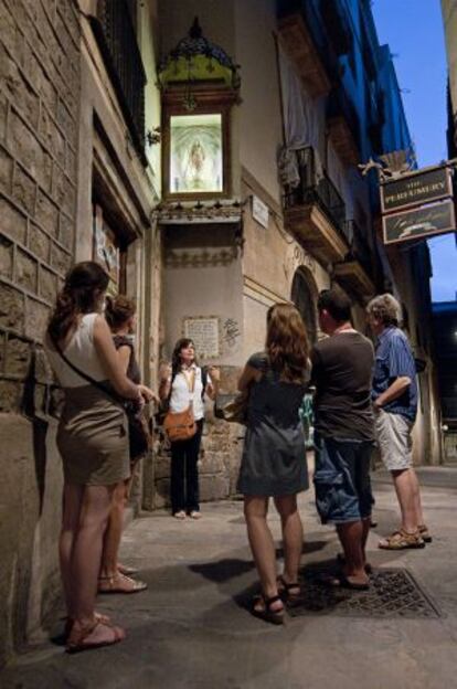 Participantes en una de las rutas del Gòtic en Barcelona.