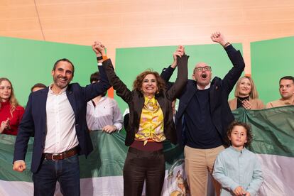 María Jesús Montero junto al secretario provincial del PSOE en Málaga, Daniel Pérez (i), y el alcalde de Cártama, Jorge Gallardo, este viernes durante encuentro con militantes.