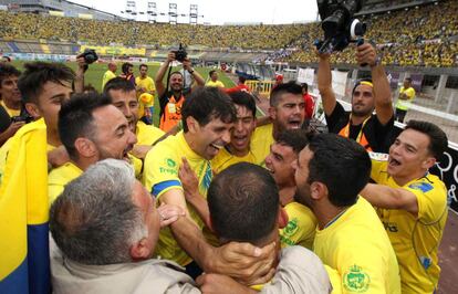 El mago, el Flaco de Arguineguín, el Palanca, el Maestro. Apelativos inconfundibles de Juan Carlos Valerón. Regresó a su casa, a Las Palmas, en 2013, cuando el equipo estaba en segunda y tres temporadas después vuelve a pisar los estadios de Primera. Ya tiene 40 años y su fútbol se ha paseado por todos los céspedes de España. Especial recuerdo guardan de él en A Coruña, donde consiguió con el Deportivo llegar a unas semifinales de la Champions y ganar una Copa del Rey. El objetivo para este año no será tan ambicioso. Con ayudar al conjunto insular a mantener la categoría será suficiente. Paco Herrera, entrenador, pretende mantener el sueño de la temporada pasada. <a href="http://deportes.elpais.com/deportes/2015/08/07/actualidad/1438967502_543162.html" target=blank>SEGUIR LEYENDO</a>