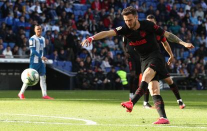 Saúl, en el remate que supuso el 1-1 en el Espanyol-Atlético.