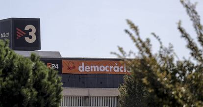 Pancartas de la campa&ntilde;a del Si al refer&eacute;ndum del 1-O, en la fachada de uno de los edificios de TV3.