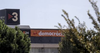 Pancartas de la campaña del Si al referéndum del 1-O, en la fachada de uno de los edificios de TV3.