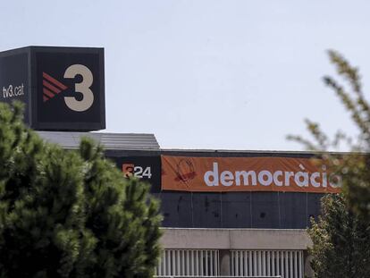 Pancartas de la campa&ntilde;a del Si al refer&eacute;ndum del 1-O, en la fachada de uno de los edificios de TV3.
