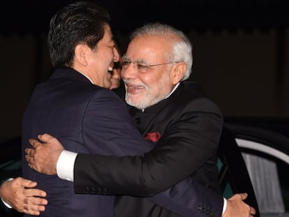 El abrazo entre el primer ministro japonés y su homólogo indio, el 30 de agosto
