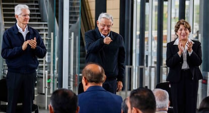 Andrés Manuel López Obrador, junto a Alfredo del Mazo y Delfina Gómez, durante la inauguración del tren.