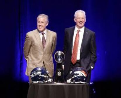 El entrenador de los Seattle Seahawks, Pete Carroll (izq), y el responsable de los Denver Broncos, John Fox (dcha), posan para los fotógrafos tras el trofeo Vince Lombardi (c) antes del inicio de la rueda de prensa de los entrenadores de la Super Bowl XLVIII en Nueva York (Estados Unidos) este viernes 31 de enero de 2014.