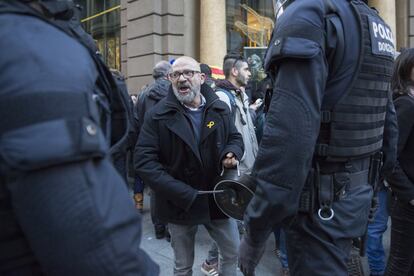 Un home fa sonar una cassola en rebuig de la presència del Rei a Barcelona.