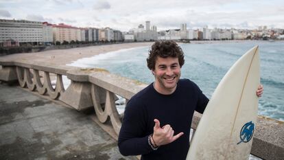 Estado de Alarma por la crisis sanitaria del Covid-19, coronavirus. Primer dia de alivio del confinamiento por franjas horarias, en la que se permite la realizacion de paseos y deporte individual entre las 6 y 10 de la mañana. Surferos pratican el deporte de agua de forma individual en la playa de Riazor. Nico Taboada, surfero despues de su primer dia de surf desde que se decreto el estado de alarma.
Óscar Corral
02/05/20