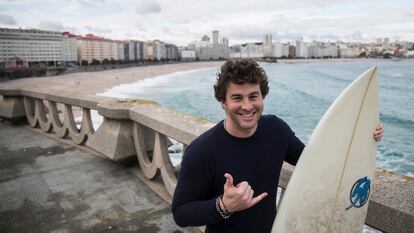 Estado de Alarma por la crisis sanitaria del Covid-19, coronavirus. Primer dia de alivio del confinamiento por franjas horarias, en la que se permite la realizacion de paseos y deporte individual entre las 6 y 10 de la mañana. Surferos pratican el deporte de agua de forma individual en la playa de Riazor. Nico Taboada, surfero despues de su primer dia de surf desde que se decreto el estado de alarma.
Óscar Corral
02/05/20